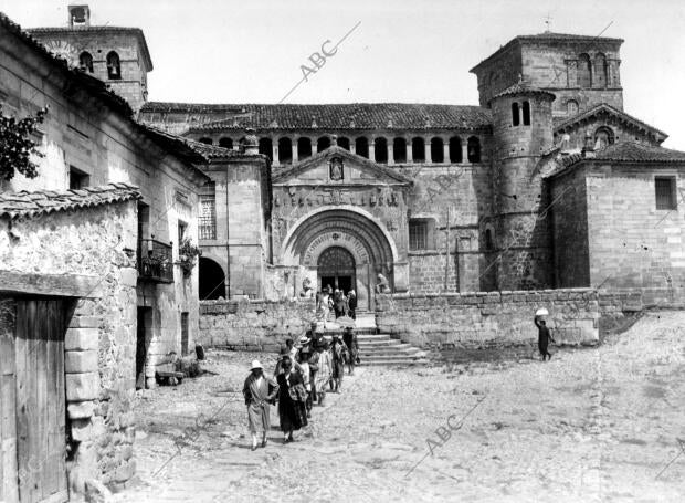 Unos turistas salen de la colegiata de Santillana del Mar