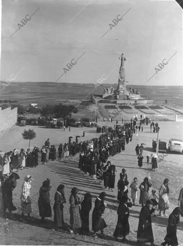 Numerosos Fieles en procesión en el cerro de los Ángeles, ante el monumento al...