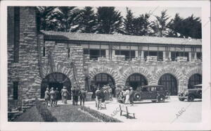 Pasarela principal del edificio que para Colonias Escolares Han Construido en...