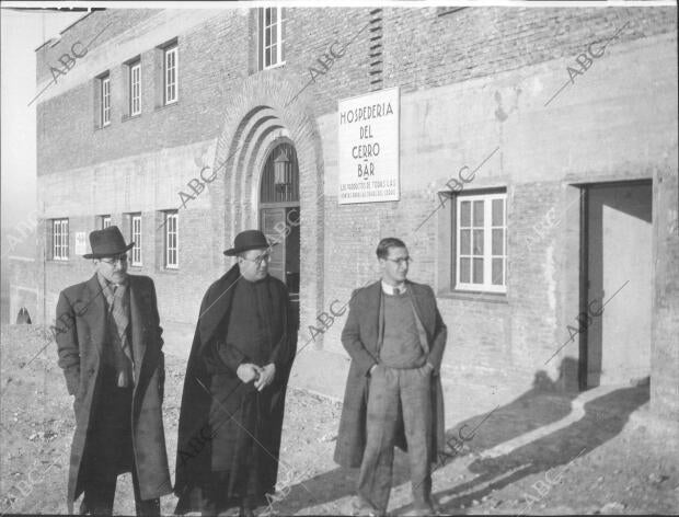 Monseñor Escrivá de Balaguer visita el cerro de los Ángeles en el invierno de...