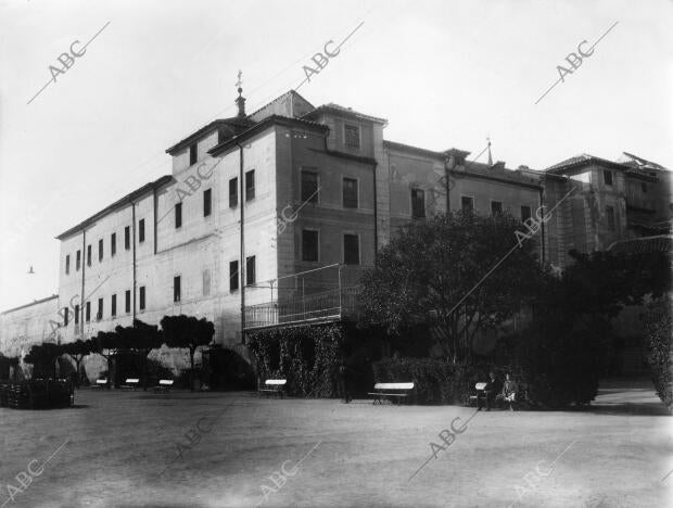 Parte exterior del convento de santa Fe, en el paseo del Miradero, que Será...