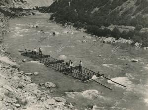 Transporte de madera en una almadía por el río Esca