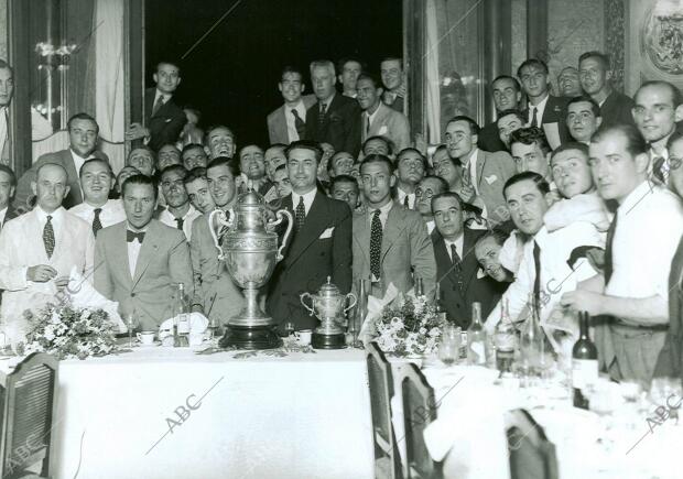 Copa banquete Ofrecido en el hotel Andalucía Palace al Sevilla F. C