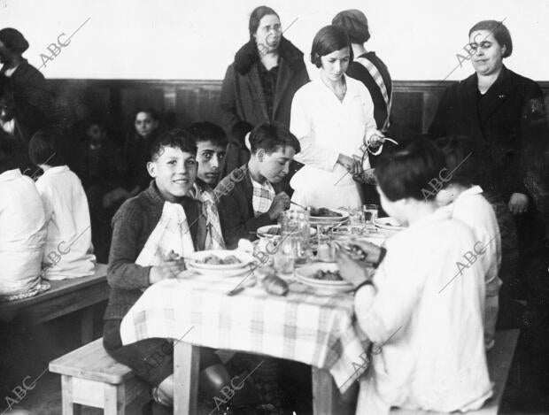 Reparto de Comidas en la nueva cantina Inaugurada en Portugalete