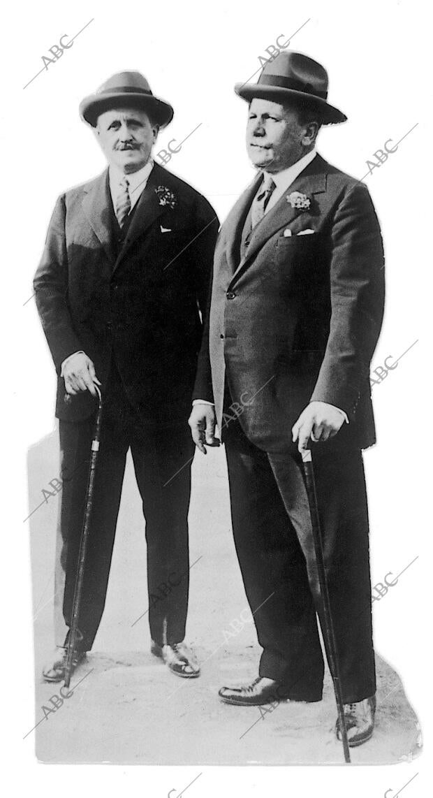 Los Hermanos Álvarez quintero Posan Sonriendo - Archivo ABC