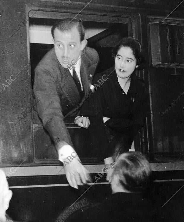 La joven pareja Es Recibida por sus Amigos al pasar por la estación de Lyon