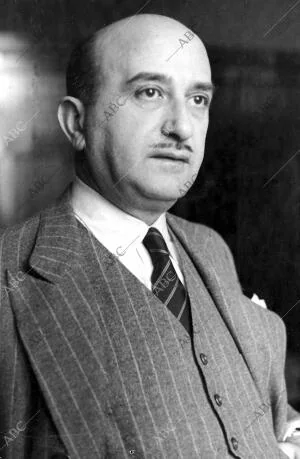 Luego Fue director de Abc de Sevilla de febrero del 1937 A febrero de 1939)