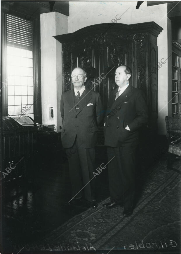 Alejandro Lerroux, presidente del Consejo de Ministros, junto al lider de la...