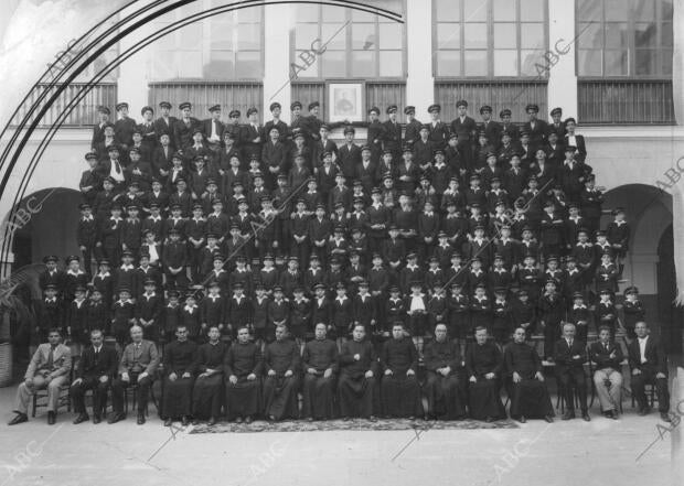 Alumnos y Profesores de las Escuelas Profesionales Salesianas Reunidos con...