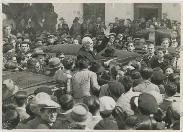 En la imagen, Don Ramón de Carranza lee ante el vecindario gaditano congregado...