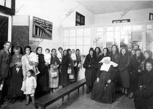 Sor Irene, la superiora De "los Amigos del Niño", y la junta de Damas...