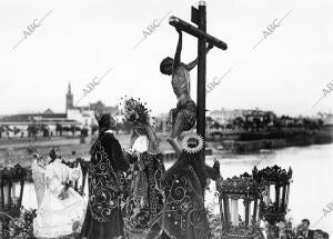 Del mayor Dolor, de la iglesia de san Jacinto, A su paso por el puente de Triana