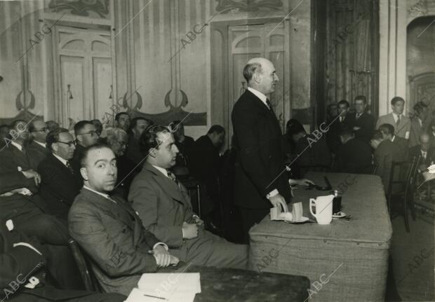 Conferencia de Víctor Pradera en el Teatro Principal