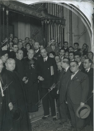 El ministro de Instrucción Pública Ramón Prieto Bances, el dean de la Catedral...