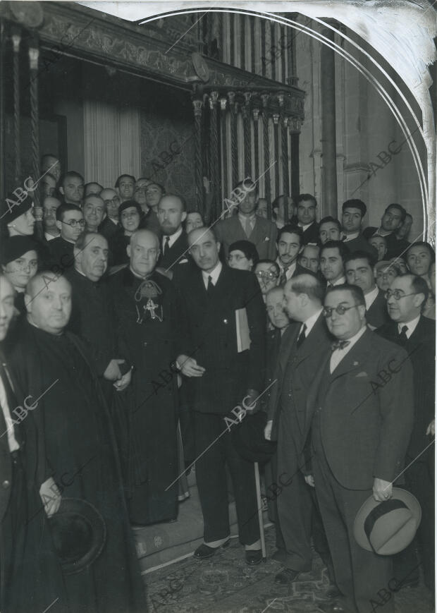 El ministro de Instrucción Pública Ramón Prieto Bances, el dean de la Catedral...