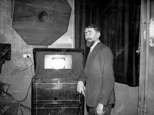 M. Barthelemy, célebre técnicofrancés, ante el aparato receptor de televisión...