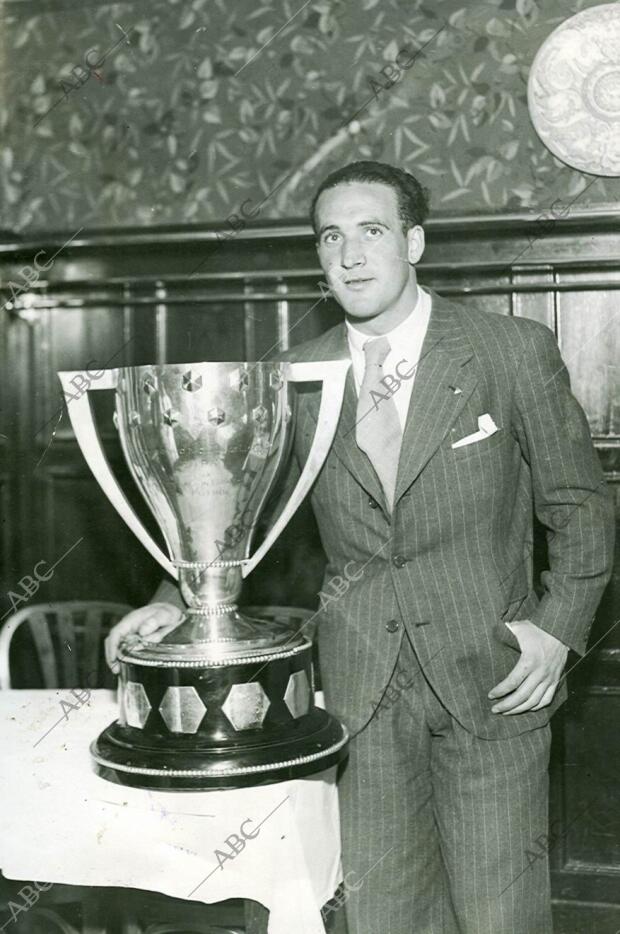 El delantero y capitán bético Unamuno posa con el trofeo de campeón de la Liga...