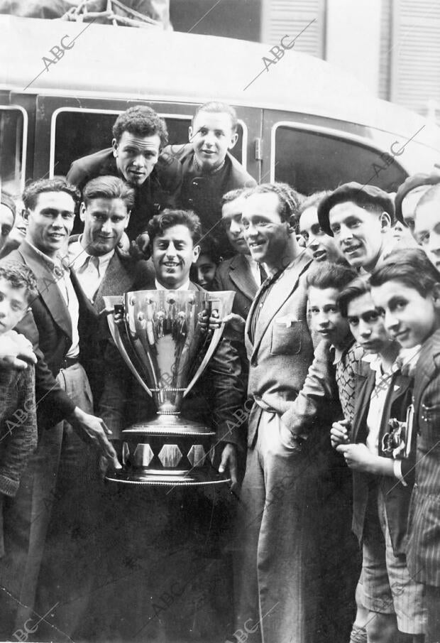 Los Jugadores del Betis en Bilbao, A donde Acudieron A Regoger el trofeo que les...