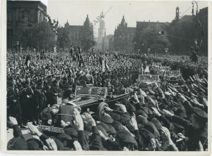 Hitler saluda, desde su Mercedes descapotable, a las multitudes congregadas para...
