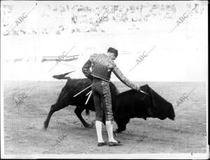Manolete en un momento de la corrida del 1 de mayo de 1935