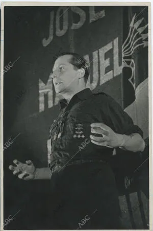 José Antonio Primo de Rivera, en un mitin de Falange Española en el cine Madrid