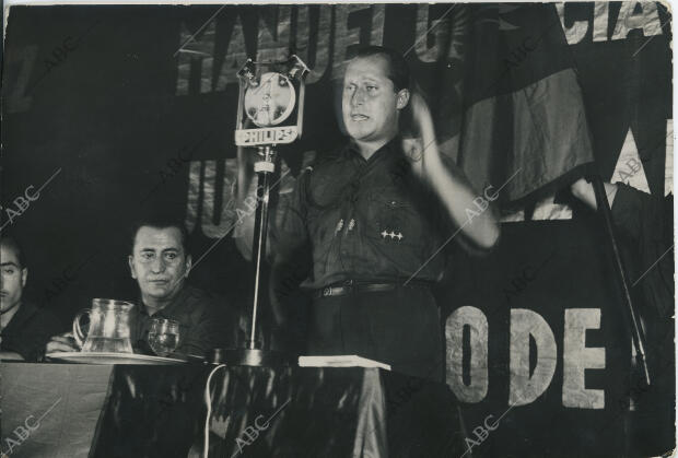José Antonio Primo de Rivera, en un mitin de Falange Española en el cine Madrid