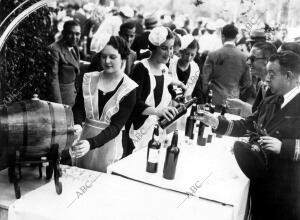 Señoritas de nuestra Aristocracia, que Entraron en la fiesta Benéfica para crear...