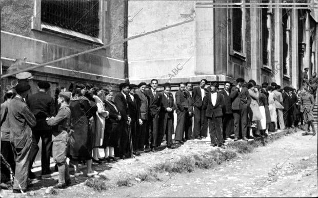 Cola en la puerta del Cuartel, Esperando entrar al consejo de Guerra por los...