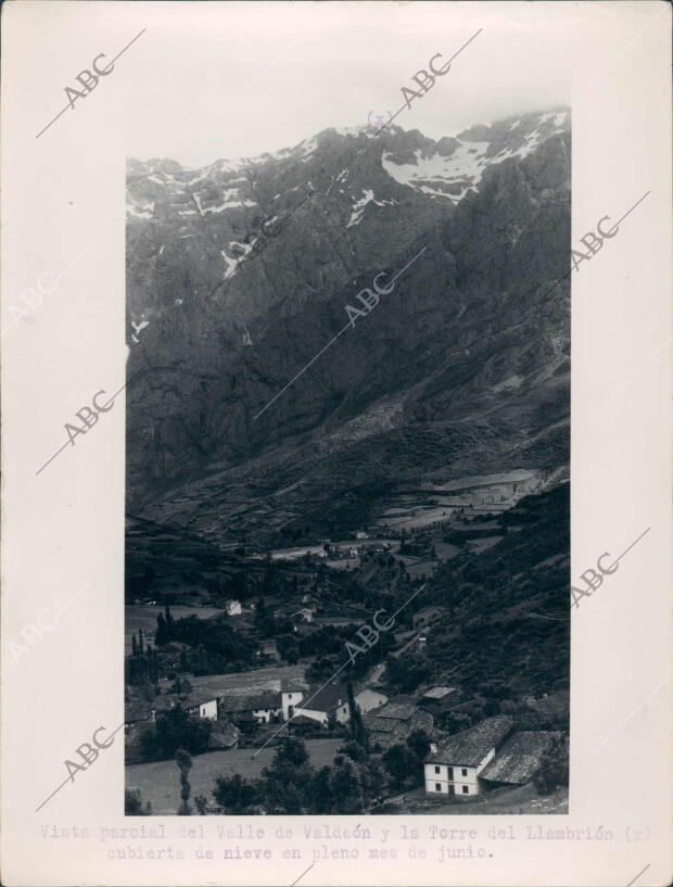 Vista parcial del valle de Valdeón y la torre del Llambrión (Marcada en la foto...