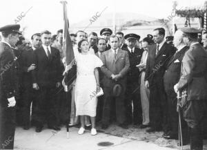 La Señorita magdalena Recasens, que Actuaba de Madrina, Pronunciando un discurso...