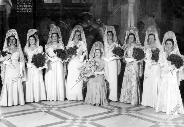 La Reina de los Juegos Florales del ateneo con su corte de amor
