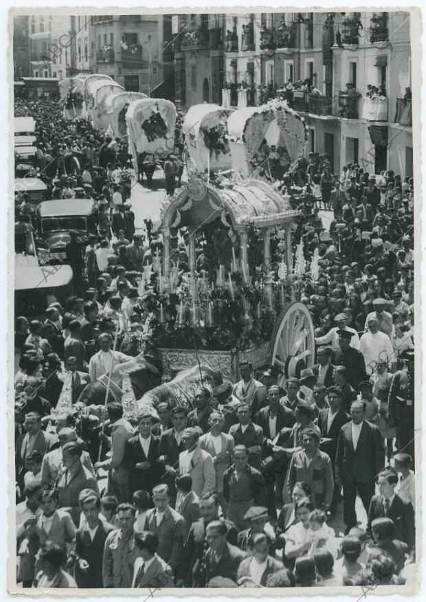 La carreta del Simpecado, seguida de otras, sale de Triana camino de las...