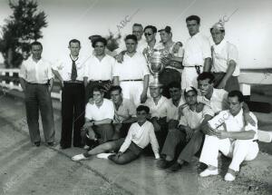 En la foto aparecen, entre otros, Ramón Encinas, Guillermo Campanal, López,...