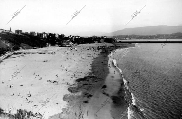 Vista general de la playa de Ereaga en el pueblo Algorta (Vizcaya)