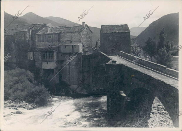 Puente románico y torre de la Inquisición