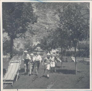 Niños Corriendo en un jardín de Panticosa, en Huesca