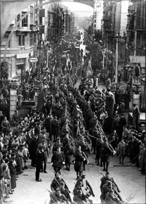 Aspecto que Ofrecía la calle de Uria durante el desfile de los Legionarios de la...