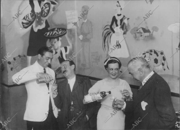 En el teatro Eslava: autor e Intérpretes De "Marcelino Fue por Vino", Festejan...