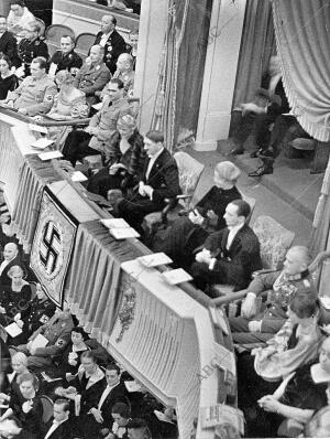 En la fotografía Aparecen, de derecha A Izquierda, el ministro de la Guerra, Von...