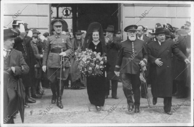 La Madrina, Señora de gallego Burin, el general Cabanellas y Autoridades, A la...