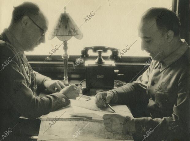 Francisco Franco despacha durante la guerra con uno de sus colaboradores, José...