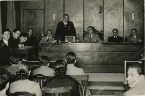 Ramiro de Maeztu pronuncia un discurso durante el acto inaugural de la Academia...