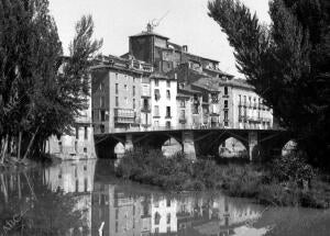 El río Ega al pasar por Estella (Navarra)