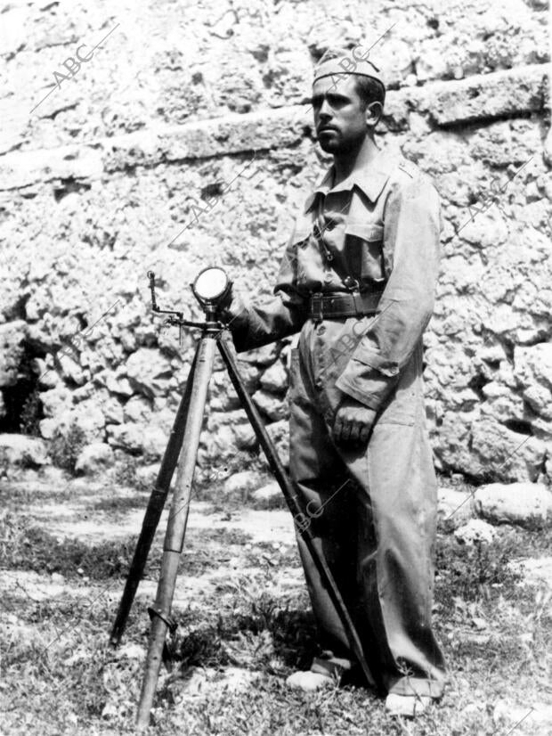 Un soldado de Transmisiones Señalando con el Heliógrafo, Eun una posición recién...