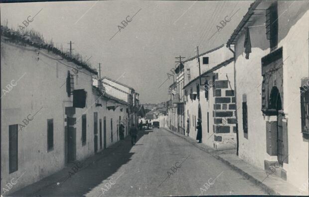 Aspecto de una calle de Villanueva de Córdoba Engalanada con Banderas después de...