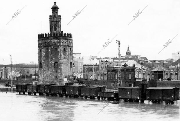 Los Alrededores de la torre del oro y la vía del ferrocarril del puerto...