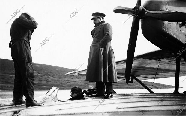 El general Sanjurjo Inspecciona un hidroavión