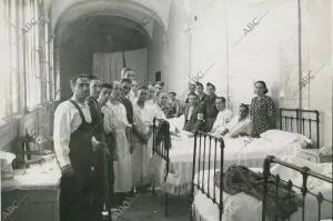 Margarita Nelken visitando a los heridos alojados en el Palacio del ex Marqués...
