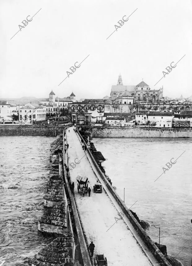 Vista del Rio Guadalquivir A su paso por Córdoba, bajo el puente Romano, al...