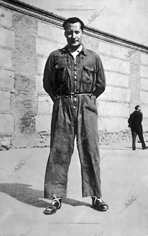 José Antonio Primo de Rivera en el patio de la cárcel Modelo de Madrid,  con... - Archivo ABC